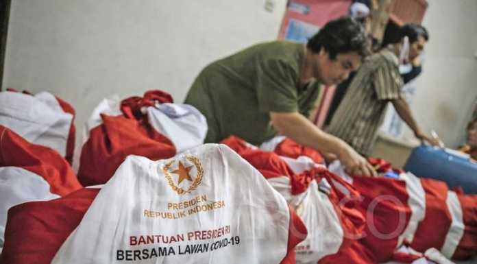 Bansos untuk Keluarga Rentan Terdampak Corona Bertuliskan Bantuan Presiden Bantuan Presiden
