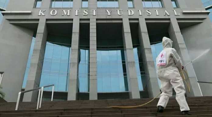 Petugas PMI Jakarta Pusat melakukan penyemprotan cairan disinfektan di kantor Komisi Yudisial.