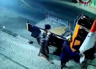Tangkapan layar CCTV, saat pemuda tak dikenal mencabut bendera merah putih