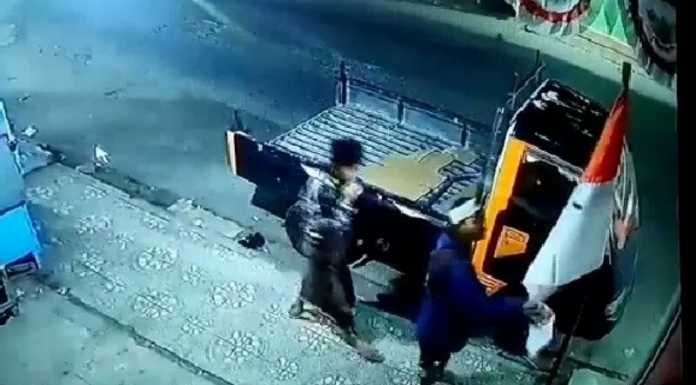 Tangkapan layar CCTV, saat pemuda tak dikenal mencabut bendera merah putih