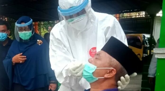 Bupati Aceh Barat saat melakukan tes swab