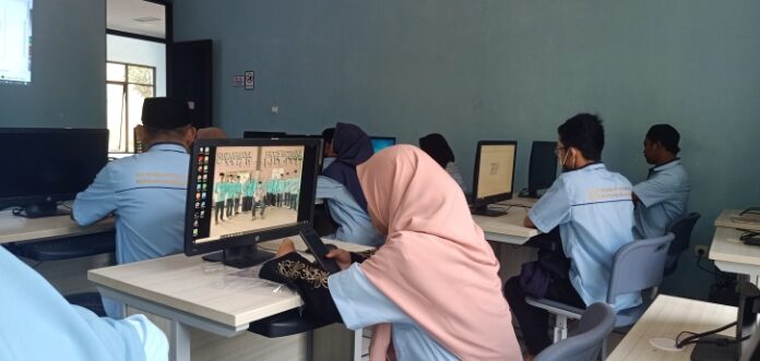 Pondok Pesantren Fathimiyah Menjawab Tantangan di Zaman Teknologi Peserta Pelatihan Komputer yang di Selenggarakan Pesantren Fathimiyah sebagai Program Depnaker
