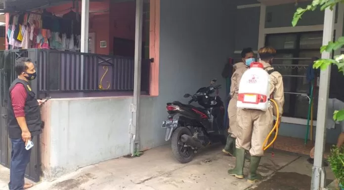 Relawan COVID-19 Pabuaran Mekar Semprot Disinfektan Rumah Warga