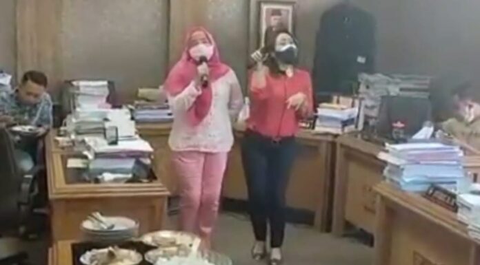 Tangkapan Layar Video Anggota DPRD Karaoke saat Pandemi